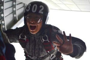 Fuerza Aérea tiene otra mujer paracaidista militar en la especialidad de “salto libre”