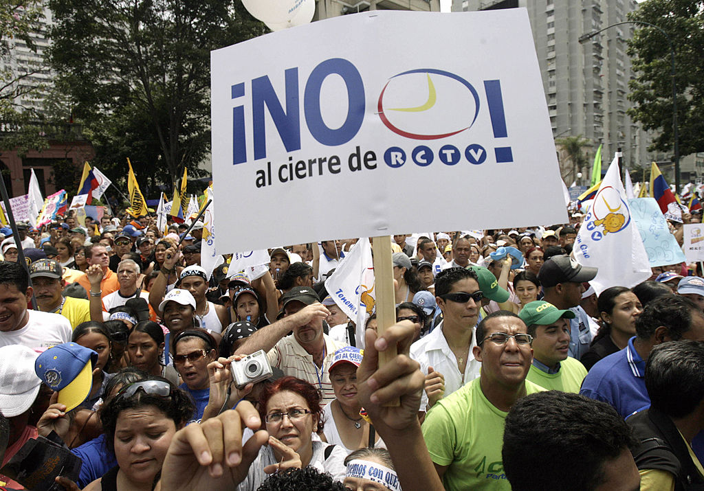 Manifestaciones en Caracas, Venezuela, tras anuncio del gobierno de Chávez que no renovaría la licencia de RCTV en abril de 2007. (Crédito: JUAN BARRETO/AFP/Getty Images).